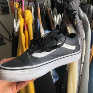Vans Old School - Vans skor i väldigt bra skick i läder, lite dammiga på bilden dock😬  Använda 3 gånger utomhus, ny pris 700kr Man får gärna komma med bud ect☺️