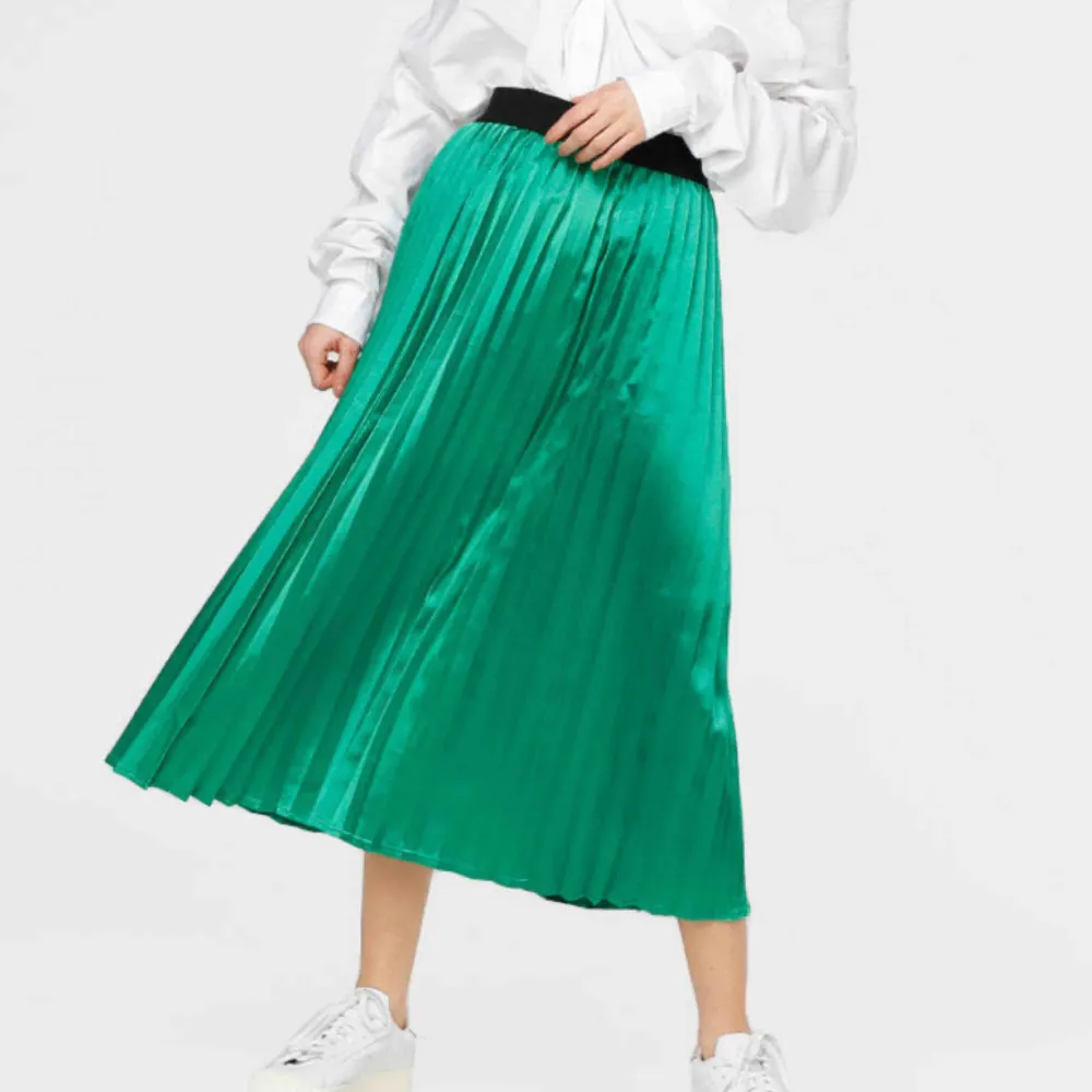 Säljer min gröna plisserade kjol från junkyard, då jag får ytterst liten användning för den. 💖💖. Kjolar.