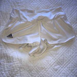 Adidas vita shorts storlek s 