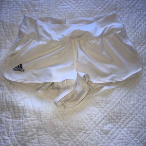  - Adidas vita shorts storlek s 