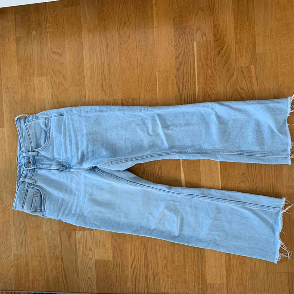 Ljusblå jeans från Weekday i modellen Mile (Mile cropped Sing Blue). Storlek 27 i midjan (jag är 158 cm) vilket skulle göra de kortare på en längre person. Töjer ut sig ju mer man använder dem men när de tvättas återtas riktiga formen. 🤍. Jeans & Byxor.