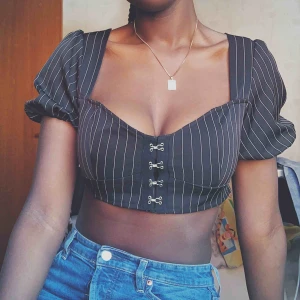  - Svart crop top med lite detaljer längst fram🤩 