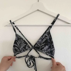  - Svart bikinitopp med grått palmmönster i strl S från Hollister. Finns vaddering om man vill ha. Fint skick men använd. Köpare står för eventuell frakt💗⚡️