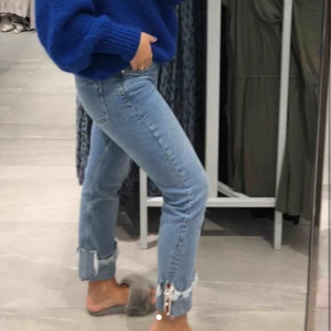 Jeans - Skit snygga jeans med coola detaljer, går även att vika ner där nere så dem blir längre slitna jeans. Älskar modellen och passar till allt!!