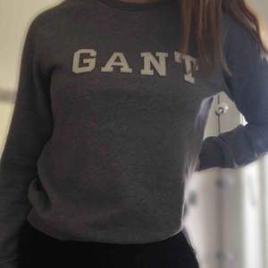 Grå tröja från Gant, fint skick. Skulle säga att det är som en S i storleken. Köparen står för frakten💞