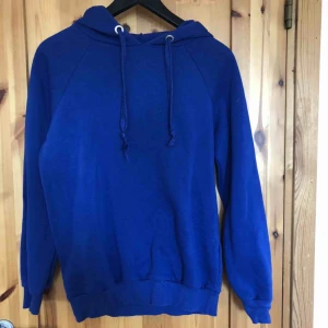  - Blå hoodie , fint skick knappt använd. Köparen står för frakten 