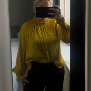  - Gul blus från h&m med underbara detaljer! Perfekt till våren! 💛💛💐😍 köparen står för frakt!