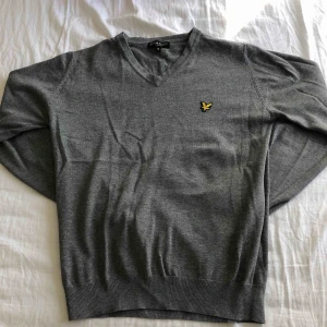 - Grå tröja från Lyle and Scott med V-formad krage