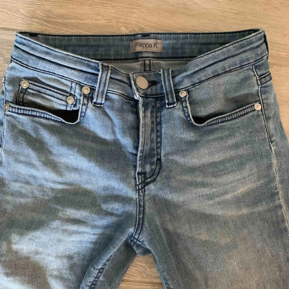 Säljer mina otroligt fina jeans från Filippa K. Använda fåtal gånger och i väldigt bra skick! Superfina byxor med hög midja!. Jeans & Byxor.
