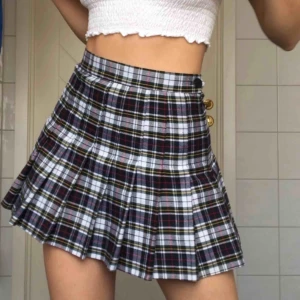  - Rutig kjol från American Apparel i storlek XS! Sann till storlek men den kommer inte mycket till användning av mig då den är ganska kort. Köpt på plick men väldigt fint skick! 100 kr inklusive frakt :) 