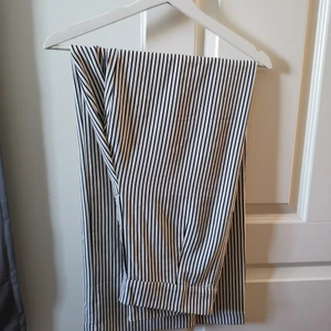 Vida randiga byxor  - Kostymbyxor i randigt med dragkedja på sidan vid midjan. Tunt material. 