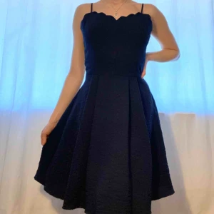 Klänning med detaljer - Klänning mörkblå, använd 1 gång. Perfekt till Avslutningsmiddag, bal, bröllop, begravning. Nypris: 799 kr. 