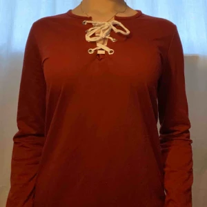 Tröja med snörning  - Tröja med snörning, använd 3-4 gånger. Nypris: okänt.