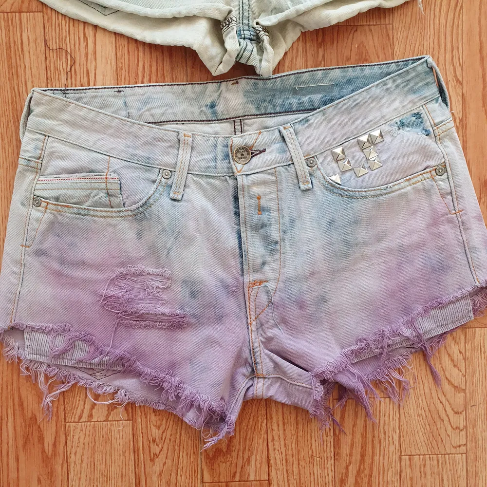 3 st Jeans shorts storlek medium . Märke levis one teaspoon och Replay . Shorts.