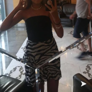 Zebra kjol - Jätte gullig zebra kjol med volang som korsar varandra