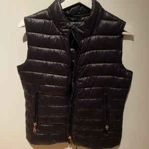 Svart tunn väst - Säljer denna väst då jag ej använder den längre! Köpt förra vintern (?) från mango! Superfint skick. 