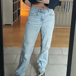 Skitsnygga ljusa jeans från ginatricot som var en limited edition vara. Ser mycket snyggare ut när man har strykt dom lite. Det perfekta paret jeans helt enkelt🔥 (är 168cm)