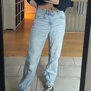 Ljusa straight leg jeans - Skitsnygga ljusa jeans från ginatricot som var en limited edition vara. Ser mycket snyggare ut när man har strykt dom lite. Det perfekta paret jeans helt enkelt🔥 (är 168cm)
