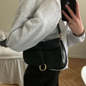 Svart sadelväska - Superfin svart sadelväska med guldiga detaljer. Använd endast ett fåtal gånger. Skriv till mig vid intresse <3