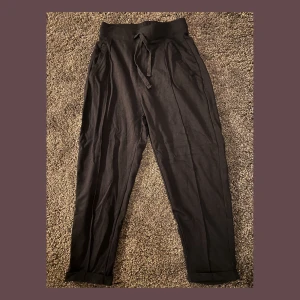 Mjukisbyxor - Mjukisbyxor från Lindex i storlek XS🖤 använd fåtal gånger, mycket fint skick. Pris: 50kr+frakt🚚