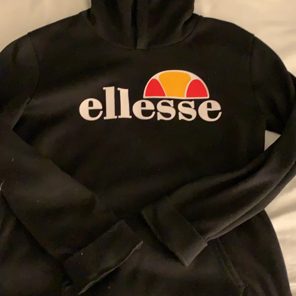 Svart Ellesse hoodie med luva och ficka, endast använd några gånger, fint skick, 80kr, storlek XS-M. Hoodies.