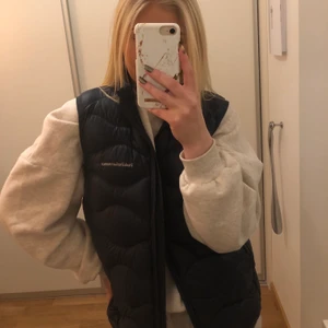 Peak performance väst  - En marinblå peak väst i bra skick då den bara är använd några gånger. Jag köpte den på kidsbrandstore så storleken är 170 men för stor för mig som är 164. Ni står för frakt.  Nypris:1199kr 