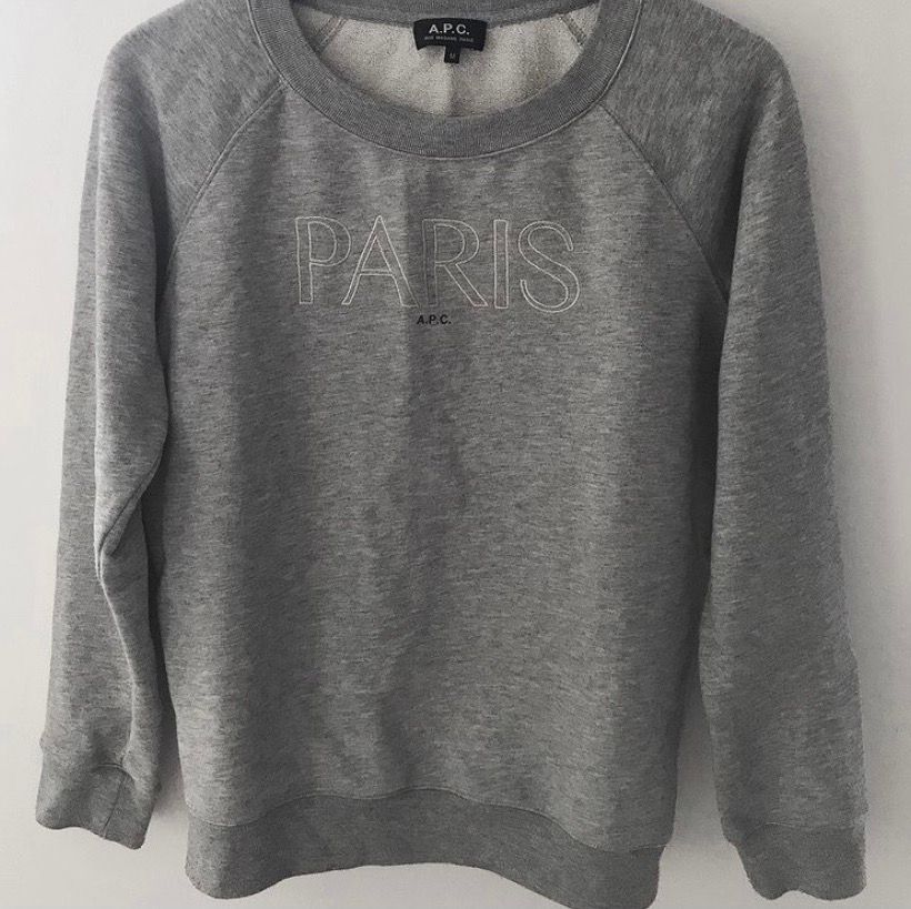 Gråmelerad sweatshirt från APC med broderi, storlek M men är liten i storleken så mer som en S. Använd men bra skick! . Huvtröjor & Träningströjor.