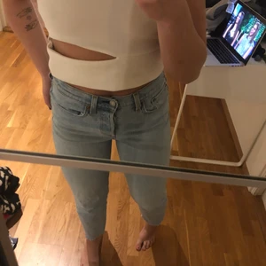 LEVI jeans - Wedgie straight - Ett par Levi’s jeans köpta för några år sedan. Knappt använda. !! Klippta längst ner !!  I storleken 27, jag är oftast 36-38 vilket motsvarar S-M, på ett par jeans  och dessa sitter perfekt. Är 164 cm lång och sitter perfekt i längden 💕