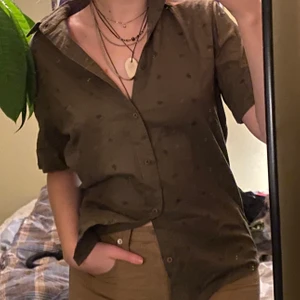 Grön skjorta - Grön skjorta i strl 38. Köparen står för frakt eller mötas vid Fridhemsplan.