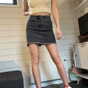 Grå jeanskjol i strl S - En högmidjade grå jeanskjol från  rut&circle, strl s!