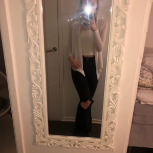 En vit kofta - En vit fin kofta✨från Cubus✨använd fåtal gånger✨ säljer då den är för liten✨köparen står för frakten✨