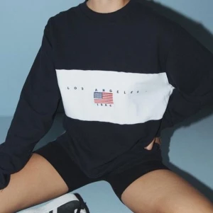 Brandy Melville sweatshirt - Jättefin sweatshirt från brandy melville som jag köpte i new york! Bra skick, one size men passar fint lite oversize på mig som är en S❤️