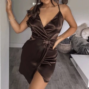 Satin klänning - Brun satin klänning. Sjukt fin och har bra kvalite. Klänningen är endast testad inomhus. 