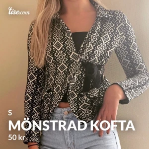 Mönstrad kofta - Jätte skönt material, nästan oanvänd, jätte fin passform o älskar denna jätte mycket