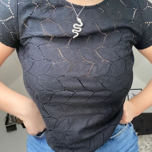 TOPP - Gullig topp i storlek S, använd 1-2 gånger av mig. 100 kr + frakt 💕💕