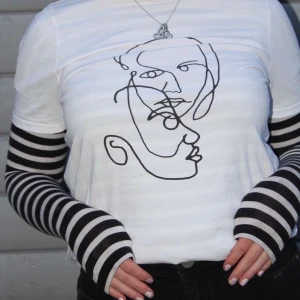 Randig Tröja - Säljer nu denna super snygga och sköna randiga långärmade tröja! Tröjan kan du styla på många olika sätt förslagsvis som jag gjort på första bilden. Köparen står för frakt💗 (OBS dom vita prickarna på tröjan är snö från fotograferingen)