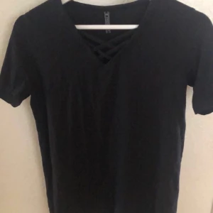 Svart T-shirt  - Svart T-shirt med snörning, storlek xs💜