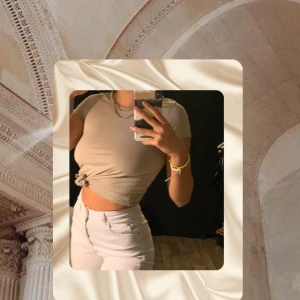 T-shirt - En snygg beige t-shirt. Storlek  XS, frakt kostnad 45kr