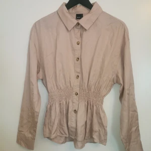 Skjota  - Oanvänd skjorta från gina tricot i storlek 38.