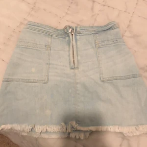 Ljusblå jeanskjol - Använd fåtal gånger. Storlek 0 (A&F storlekar). 