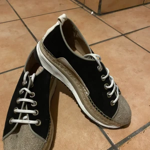 Streetskor - Jättesköna handmade skor , väger ingenting. Använda ett par gånger. Nytt pris 1400 kr. 