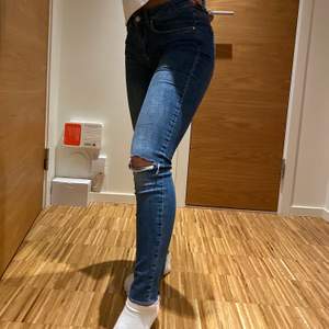 Supersköna jeans!🤩 bra material och har en fin passform Modell: 162cm (använder vanligtvis S)                               