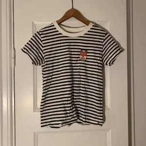 Campbells tomato soup t-shirt  - Randig campbells tomato soup tröja köpt på uniqlo i NYC men aldrig använt. Strl S
