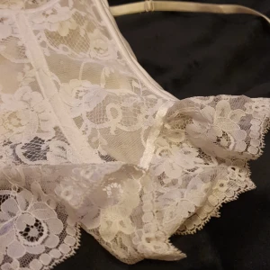 Vit korsett STRL S/75B - Urgullig korsett med avtagbara axelband, knappt använd då de inte är min storlek!🤍💥