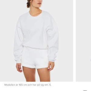 Grå sweatshirt  - Grå sweatshirt från BIKBOK🤍 sitter lite croppad på mig som är XS/S🤍 knappt använd så fint skick, FRI FRAKT