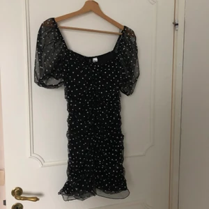 Klänning från H&M  - Klänning från H&M i storlek 38. Köpare står för frakt