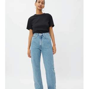 Jättesnygga raka jeans från Weekday i modellen ROWE! Köpa här på PLICK men tyvärr för stora för mig 😭😭 Utgångspris: 170, buda i kommentarerna eller skriv i meddelande!! Säljaren står för frakten!  ⭐️⭐️