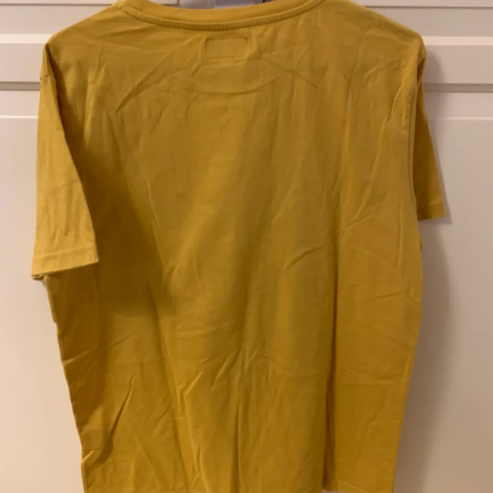 Riktigt fin senapsgul The Great Norrland t-shirt i storlek M🤩 Inköpt för 399kr och säljer för att den tyvärr inte används längre. Säljer för 280kr inkl frakt✨. T-shirts.