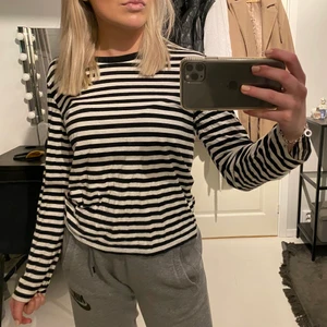 Randig långärmad  - Snygg randig långärmad från monki. Skönt material och lite större i modellen så den sitter inte tajt. Använd fåtal gånger. Är en S i tröjor och jag kan ha den utan problem🌸