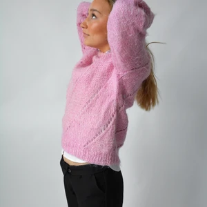 Rosa stickad tröja  - Den här och många fler fina plagg hittar du på @studiohumla på instagram💗 Vi betalar frakt 📦  
